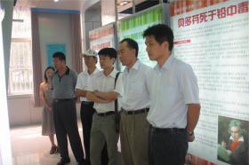 山東省食品藥品監(jiān)督管理局副局長陳耕一行到我公司參觀、視察