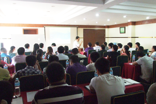 新稀寶董事長湯傳忠先生對新員工進行企業文化培訓